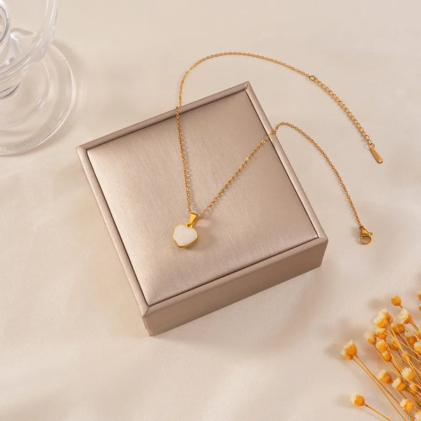 Heart Shape Pendant Necklace in 304 Stainless Steel with 18K Real Gold Plated PVD Coating 0.03µm Featuring Resin Inlay and Cable Chain