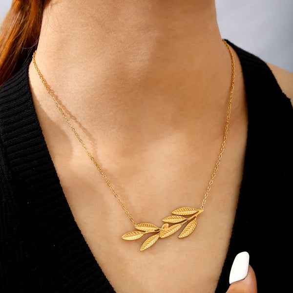 Elegant Leaf Pendant Necklace Women's Stainless Steel Plated 18K Gold Fashionable Personalized All Seasons Cable Chain Jewelry