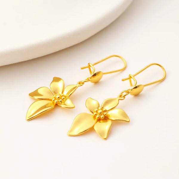 A Pair of French-style Floral Earrings, Simple Versatile Fashion Item Suitable for Daily Wear and Holiday Gifts