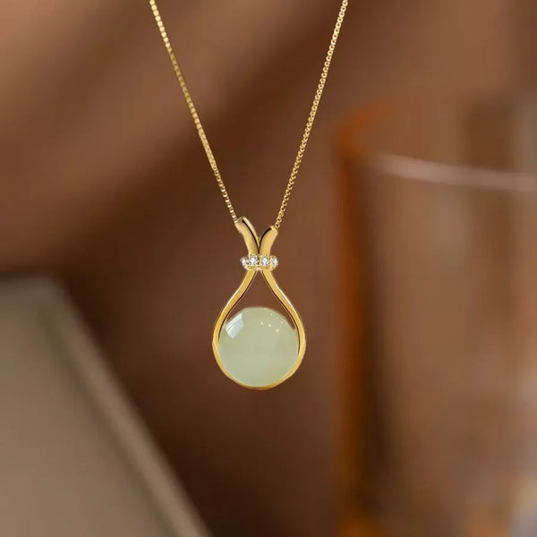 Round Inlay Pendant Necklace for Women in Copper with 18K Real Gold Plated Water Plating and Artificial Rhinestones on Box Chain