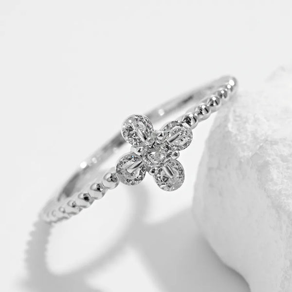 Women’s Flowers Ring in 925 Sterling Silver with Claw Setting, Platinum Plated Water Plating, Featuring Zircon Inlay