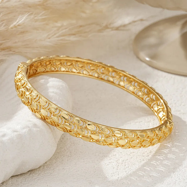 Retro Embossed Hollow Metal Bracelet Gold Plated High Quality Small Batch Copper Alloy Clasp Hand Jewelry Trendy Vintage